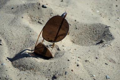 brýle v písku